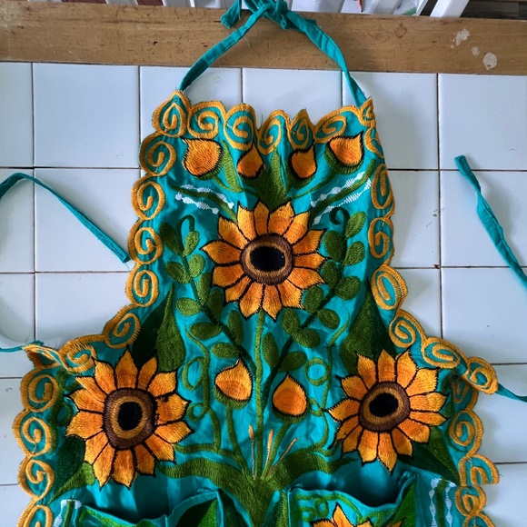 Beautiful Embroidered Apron Sunflower - Picture 2 of 3